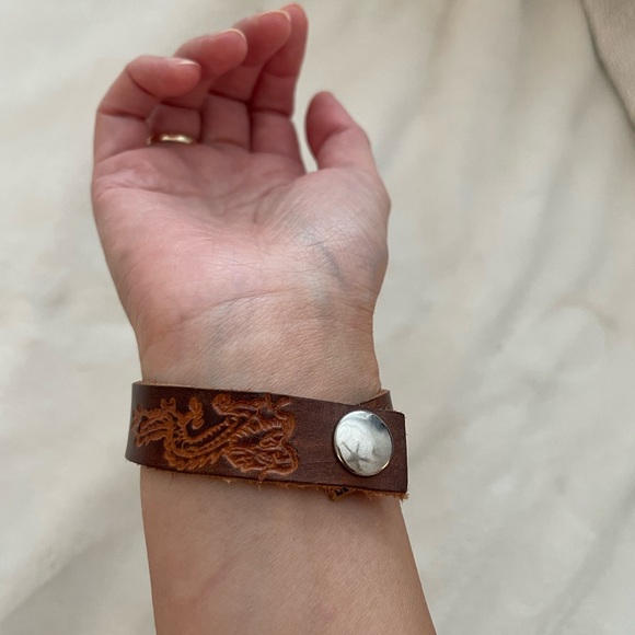 Artisan crafted leather bracelet. - Picture 4 of 6